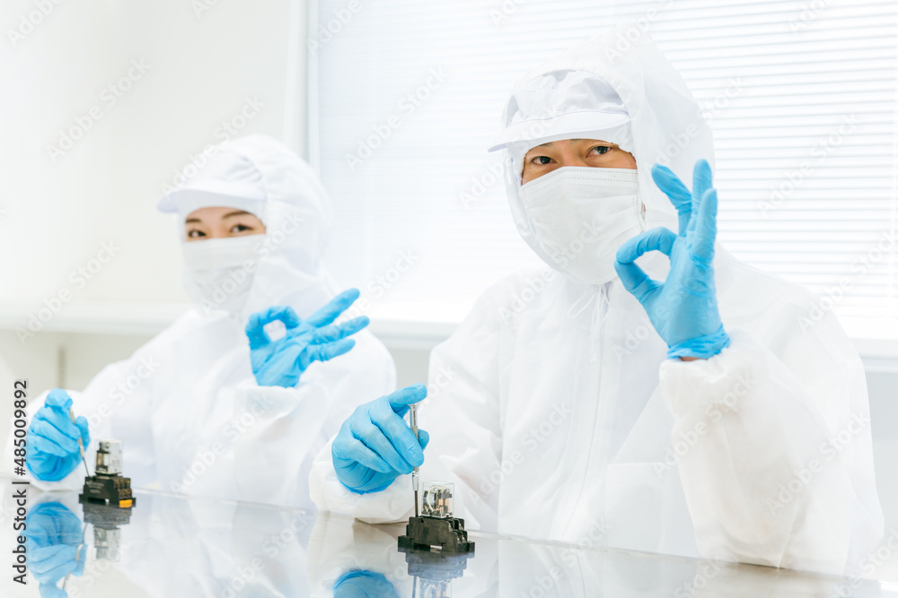 精密機器の組み立てをする男女
精密機器の組み立てをする男女