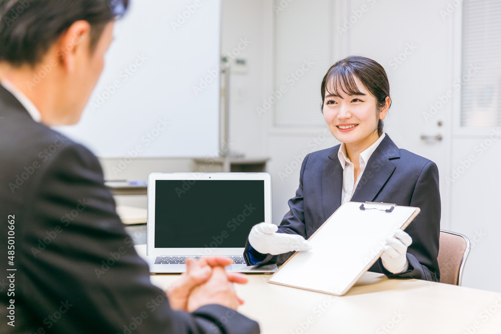 Fototapeta premium 打ち合わせする白手袋をつけたビジネスウーマン（書類） 