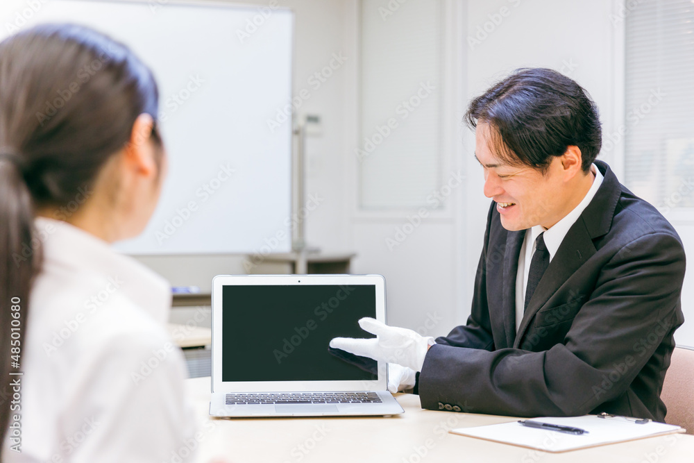 打ち合わせをする白手袋をつけたビジネスマン(笑顔)
打ち合わせをする白手袋をつけたビジネスマン(笑顔)