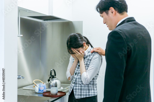 Foto 給湯室で女性社員を励ますビジネスマン