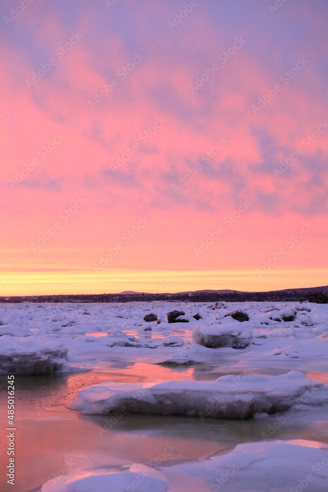 Naklejka premium frozen sea with ice and snow winter