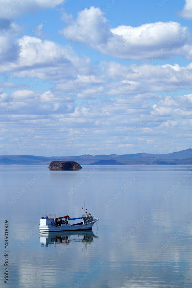Naklejka premium boat on the lake