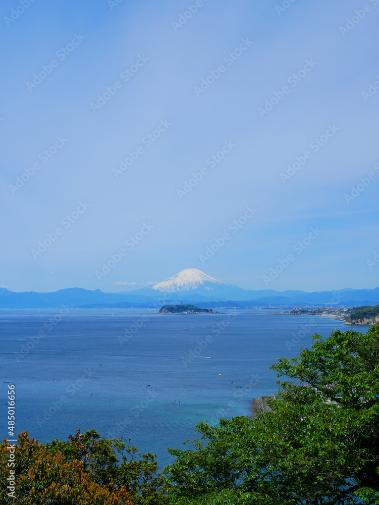 日本、春、高台から見る江ノ島と富士山