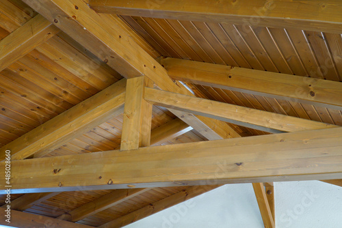 Foto View from the inside to the rafters of the pitched roof