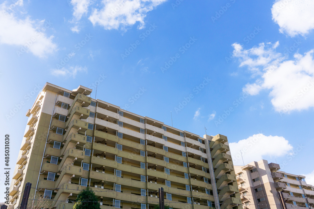 Exterior of high-rise condominium and refreshing blue sky scenery_sky_67 Exterior of high-rise condominium and refreshing blue sky scenery_sky_67