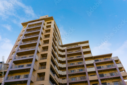 Exterior of high-rise condominium and refreshing blue sky scenery_sky_74