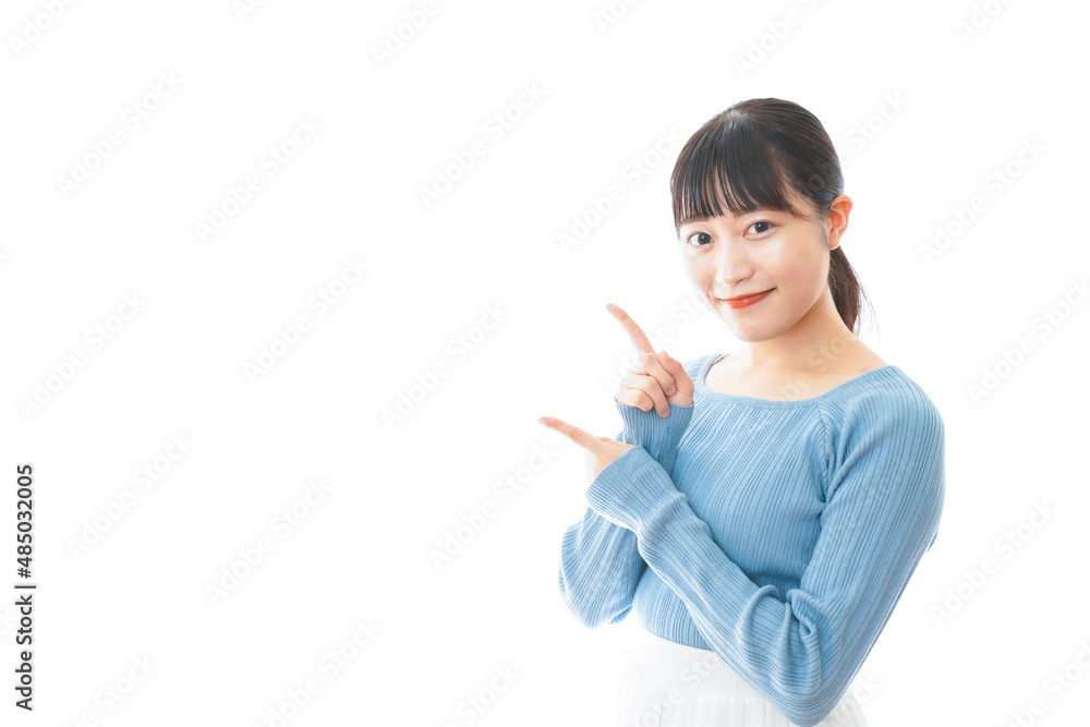 重要な事柄を指差す若い女性 重要な事柄を指差す若い女性