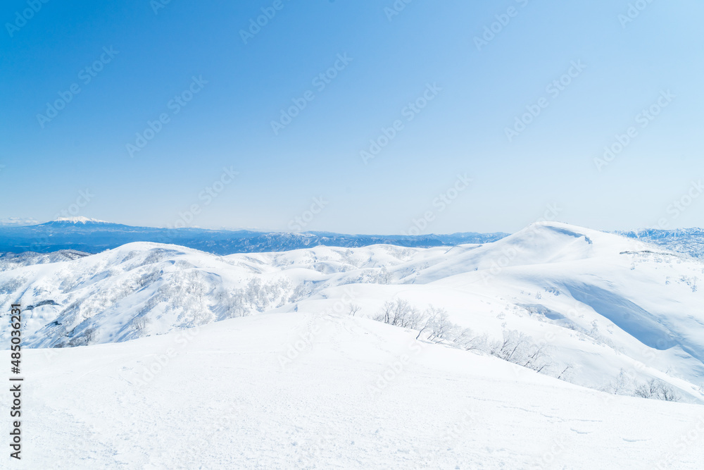 積雪期の金剛堂山の稜線