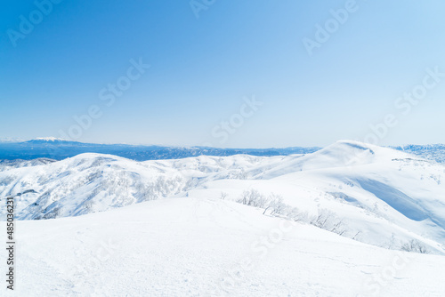 積雪期の金剛堂山の稜線 © Naoki Yamamoto