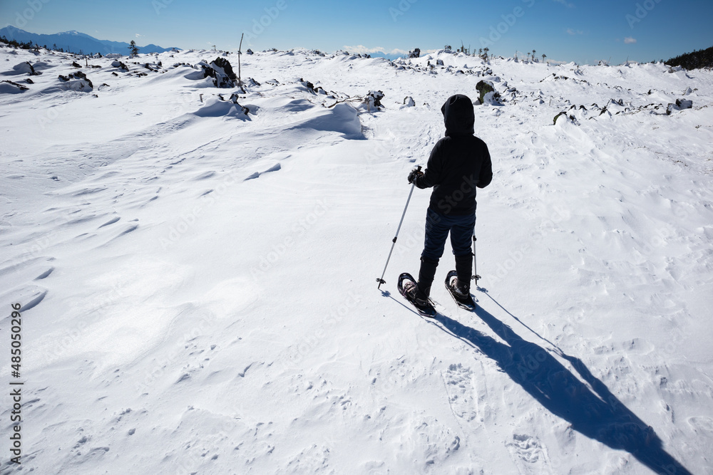 北横岳の坪庭でスノーシューを履いてトレッキングをする人