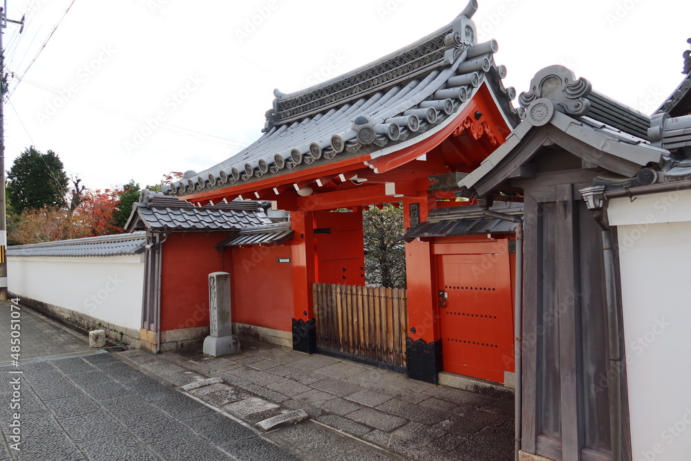 A scene of Kurodanikenshin-in Subordinate Temple in the precincts of Konkaikomyo-ji Temple in Kyoto City in Japan 日本の京都市にある今か近戒光明寺境内の黒谷けんしん院入り口の風景 A scene of Kurodanikenshin-in Subordinate Temple in the precincts of Konkaikomyo-ji Temple in Kyoto City in Japan 日本の京都市にある今か近戒光明寺境内の黒谷けんしん院入り口の風景