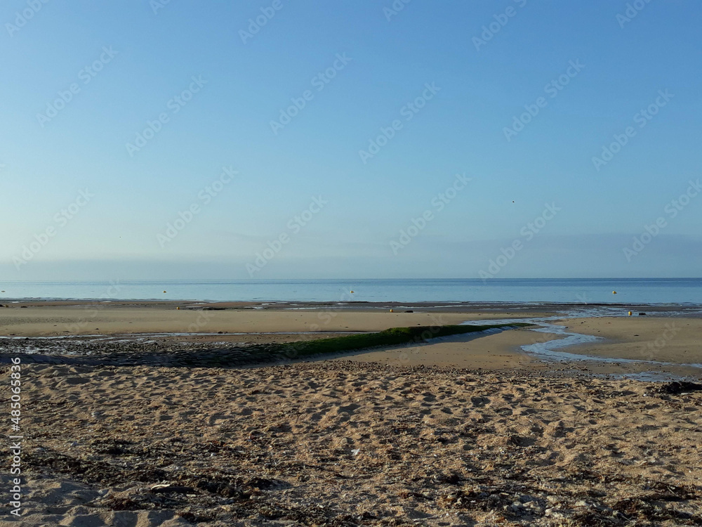 Balade en bord de mer sur la plage de Luc Sur Mer dans le Calvados