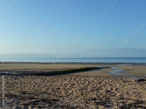 Balade en bord de mer sur la plage de Luc Sur Mer dans le Calvados