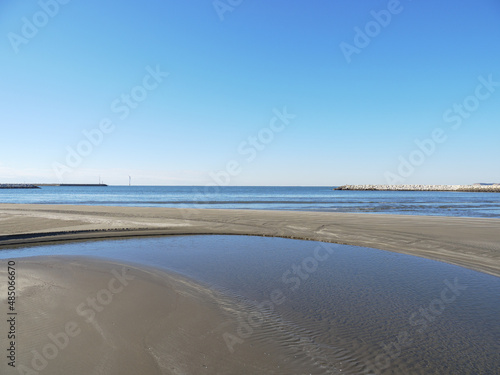 冬の朝の海岸と川 銚子市名洗町