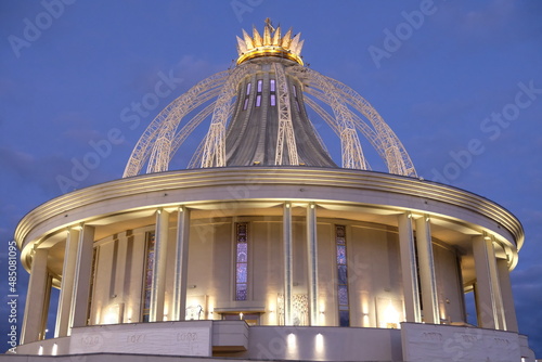 Kościół NMP Gwiazdy Nowej Ewangelizacji i św. Jana Pawła II w Toruniu - w oświetleniu naturalnym.