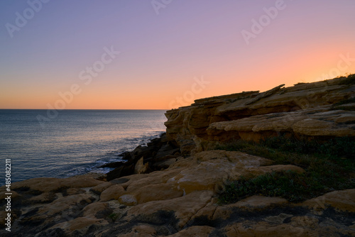 Sonnenuntergang   ber der Felsk  ste am Atlantik zwischen Burgau und Luz westlich von Lagos  Algarve  Barlavento  Westalgarve  Felsalgarve  Distrikt Faro  Portugal  Europa