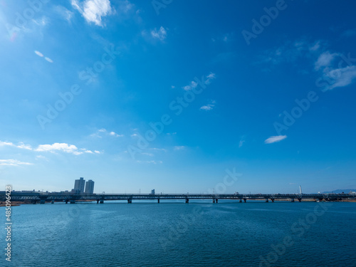 Obraz na płótnie 淀川大橋から望む淀川、日本、大阪、1月に撮影 w salonie