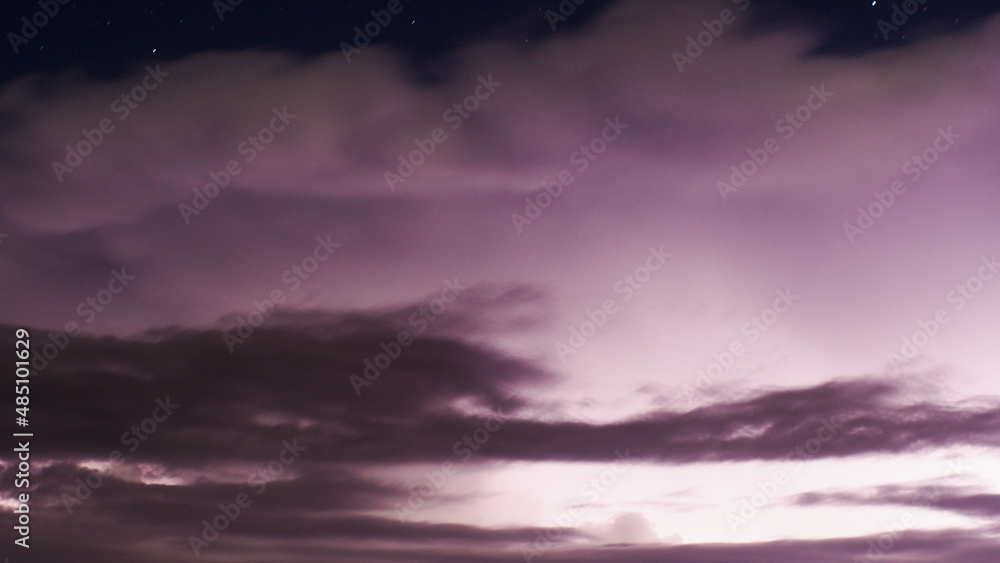 Cumulonimbus illuminé par une forte activité électrique en son sein Cumulonimbus illuminé par une forte activité électrique en son sein