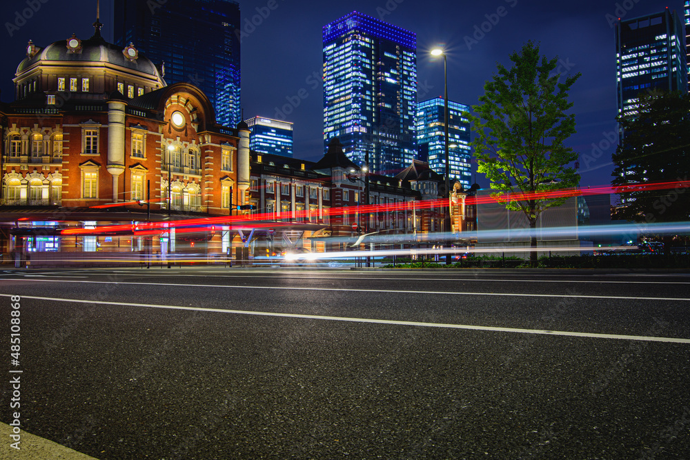 Naklejka premium Night view of the brick-built facade on the western side of Tokyo Station (Marunouchi side) and the office buildings surrounding it.