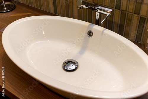 清潔感のある楕円形の白い洗面台
