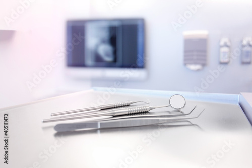 Close-up von Dental-Instrumenten, heller Behandlungsraum in Zahnarzt-Praxis