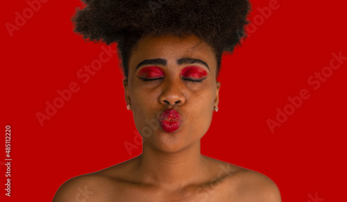 Bisou femme métisse Saint Valentin sur fond rouge