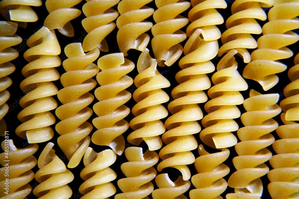Pasta cruda Fuchile o Fusilli de Italia, color amarillo suave, forma