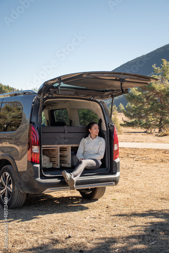 Young woman enjoying the scenery in a camper van © Lara Sanmarti