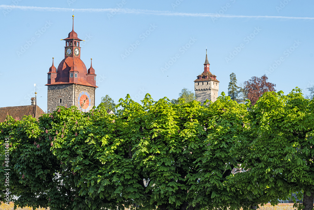 Rathausturm hinter Bäumen, Luzern, Schweiz