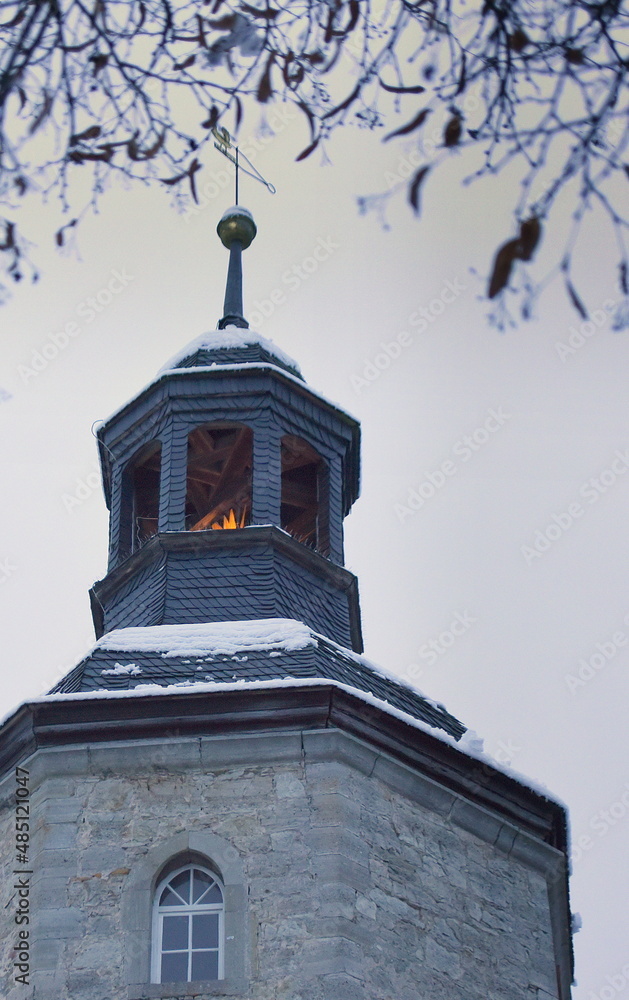 Turmspitze von St. Michael - älteste Kirche Thüringens- vor wintergrauem Himmel Turmspitze von St. Michael - älteste Kirche Thüringens- vor wintergrauem Himmel