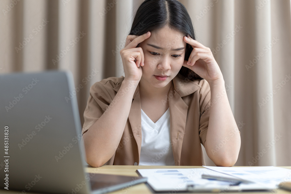 Asian female staffers are disappointed by the mistakes made, Despair or disappointment, Sad feeling, Suffering, Desperate, Hopeless, Fail, disastrous, bankrupt, Scared, panicky, Failure of life. Asian female staffers are disappointed by the mistakes made, Despair or disappointment, Sad feeling, Suffering, Desperate, Hopeless, Fail, disastrous, bankrupt, Scared, panicky, Failure of life.