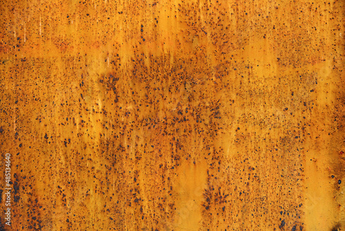 Fototapeta pomarańczowa stalowa ściana z korozja jako tekstura na tło. skorodowany metal. 