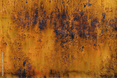 pomarańczowa stalowa ściana z korozja jako tekstura na tło. skorodowany metal. © fotolowkey