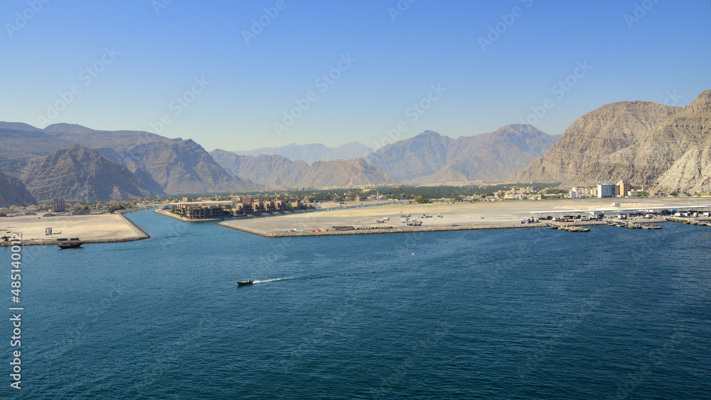 Blick auf Khasab im Oman mit Hafengebiet und Hinterland