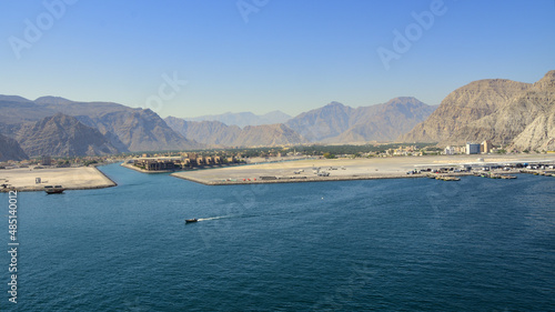 Blick auf Khasab im Oman mit Hafengebiet und Hinterland photo
