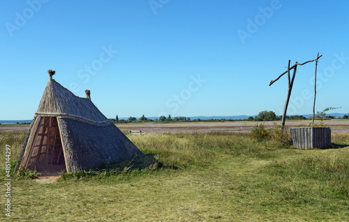 Obraz na płótnie Ziehbrunnen und Hirtenhütte bei Illmitz Neusiedler See w salonie