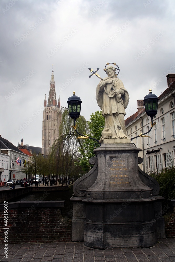 El puente Johannes Nepomucenus y la Iglesia de Nuestra Señora. Estatua de piedra erigida en 1767, arrojada al río en 1795 y reemplazada en 1811. Escultor, Pieter Pepers.