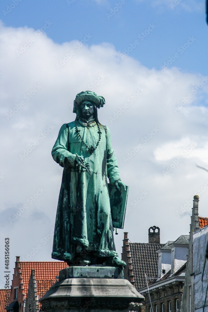 La estatua de Jan Van Eyck ubicada en la plaza llamada Jan Van ...