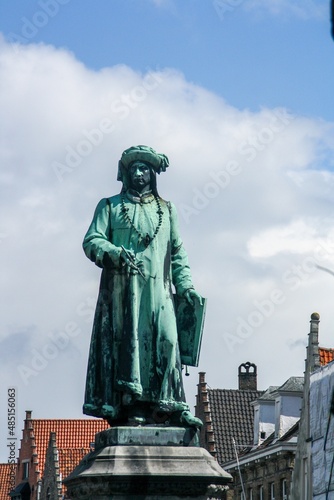 La estatua de Jan Van Eyck ubicada en la plaza llamada Jan Van Eyckplein (inglés: Jan Van Eyck Square). La estatua actual se instaló en 1878. Escultor, H. Pickery.