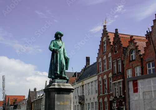 La estatua de Jan Van Eyck ubicada en la plaza llamada Jan Van Eyckplein (Jan Van Eyck Square). La estatua actual se instaló en 1878. Escultor, H. Pickery.