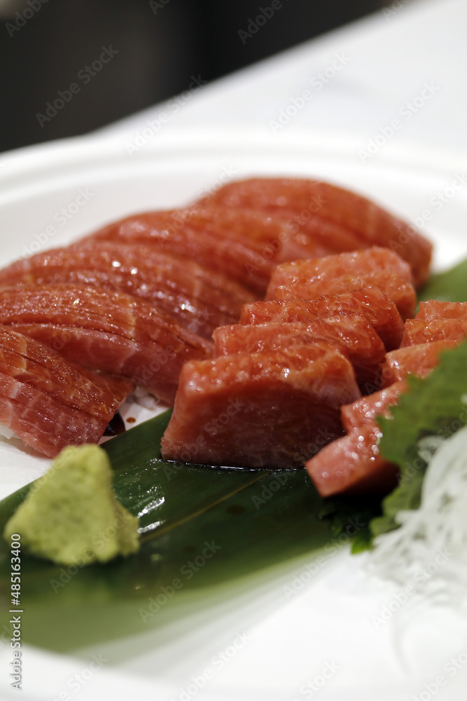 piezas de atún cortados para sushi piezas de atún cortados para sushi