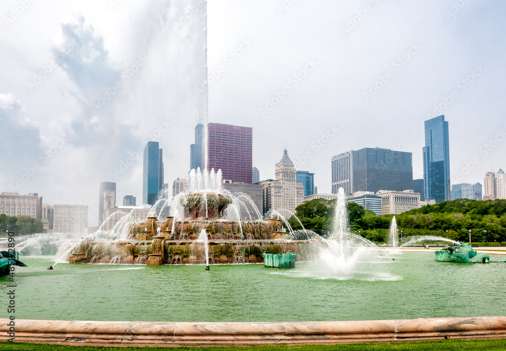 Buckingham Memorial Fountain in the center of Grant Park and Chicago skyline on background, Illinois, USA