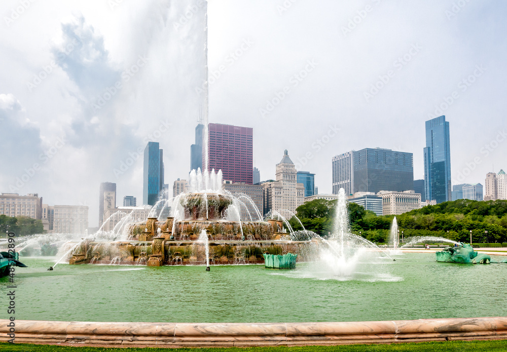 Obraz premium Buckingham Memorial Fountain in the center of Grant Park and Chicago skyline on background, Illinois, USA