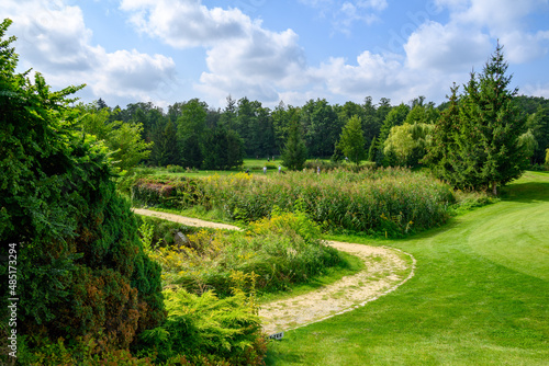 pole golfowe z graczami w oddali