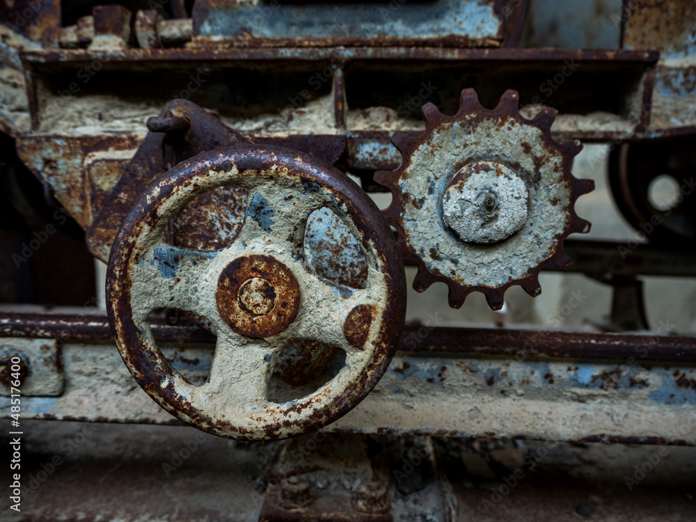 engranajes de una máquina vieja y oxidada de una fábrica abandonada