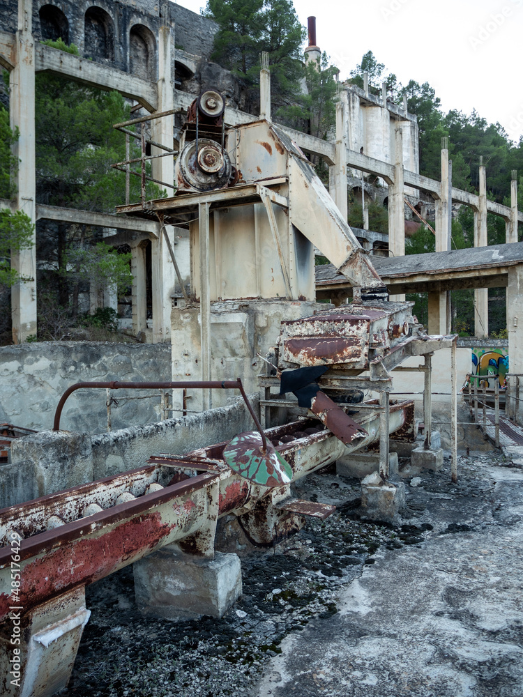 imagen de maquinaria de una fábrica abandonada de cemento