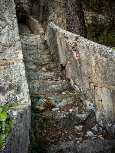 imagen escaleras de piedra y cemento deterioradas por el tiempo