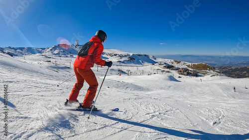 Esquiar en la estación de esquí de Sierra Nevada en Granada photo