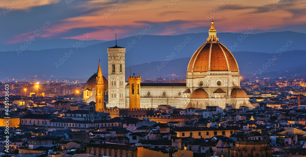 Fototapeta premium Włochy, Florencja panorama miasta kościół, kopuła, katedra, góry widok nocą