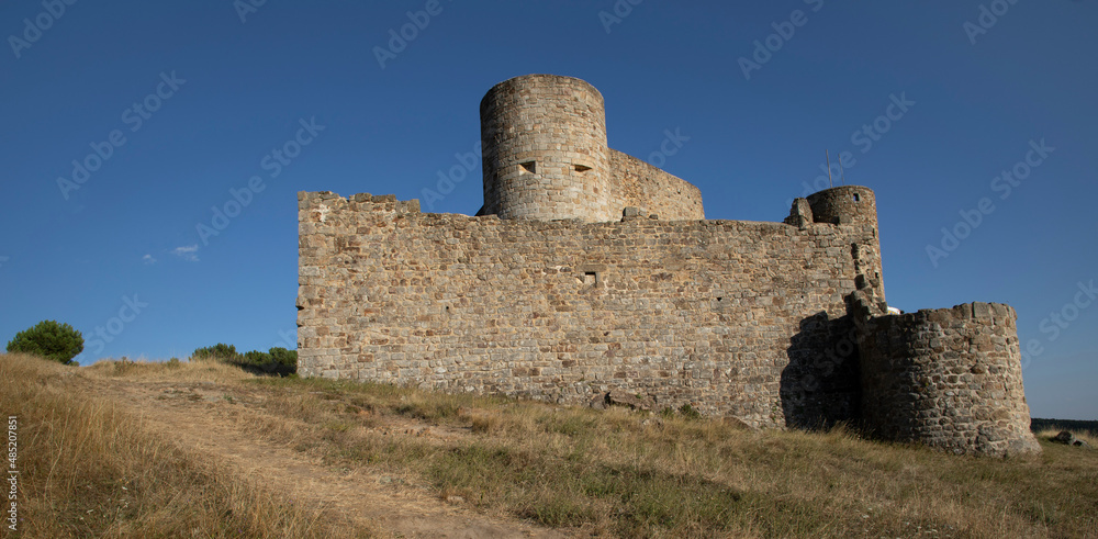 Fort du moyen-âge en ruine sur une colline des montagnes cévenoles sous le ciel bleu d'été en France.